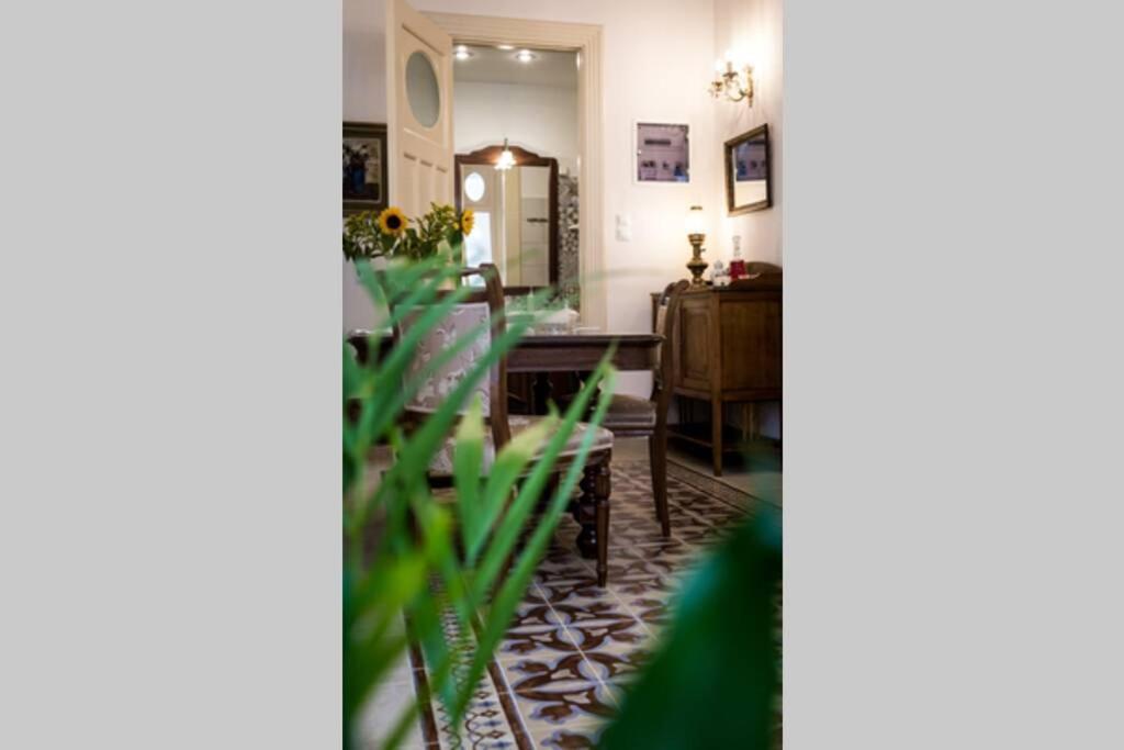 Neoclassical Flat With 2 Bedrooms In พีเรียส ภายนอก รูปภาพ