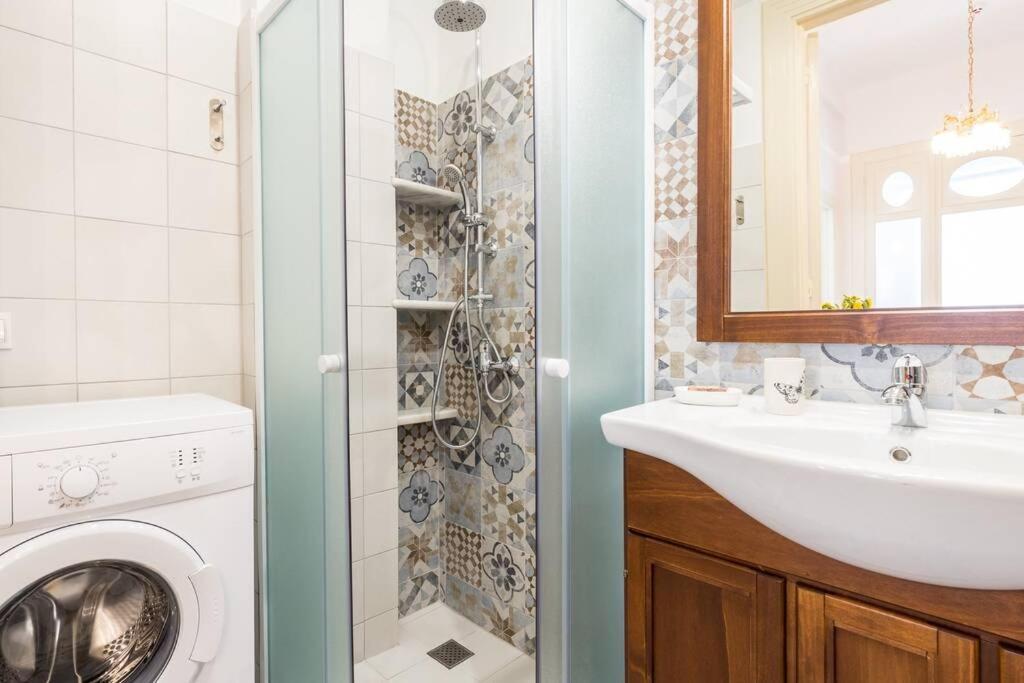 Neoclassical Flat With 2 Bedrooms In พีเรียส ภายนอก รูปภาพ