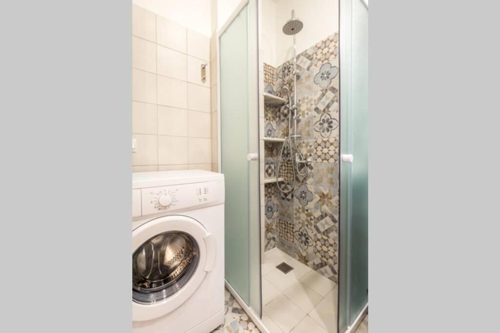 Neoclassical Flat With 2 Bedrooms In พีเรียส ภายนอก รูปภาพ