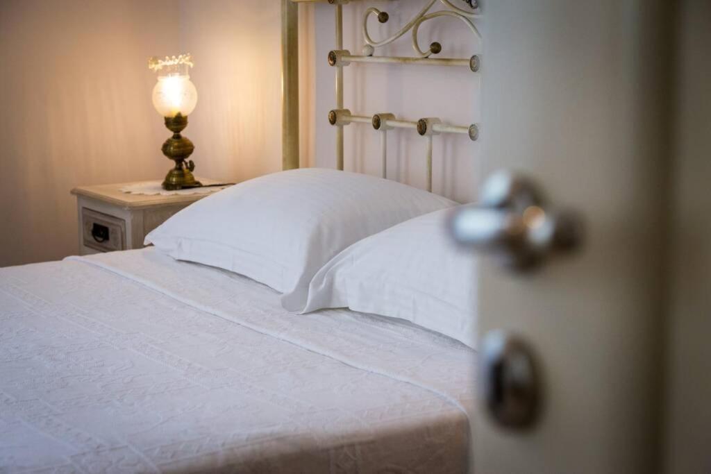 Neoclassical Flat With 2 Bedrooms In พีเรียส ภายนอก รูปภาพ