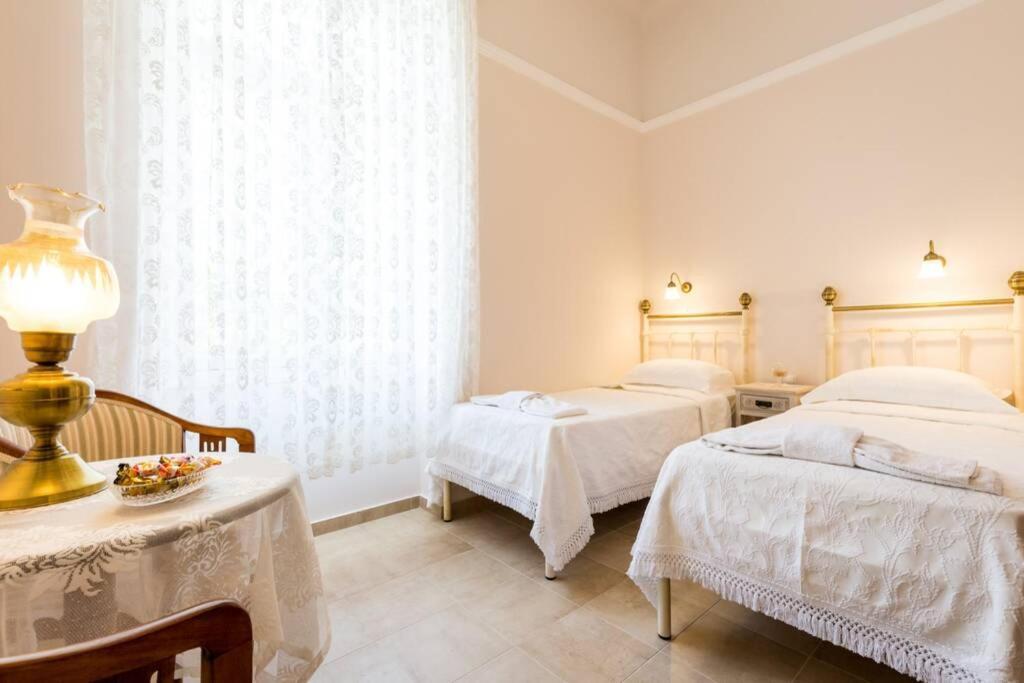 Neoclassical Flat With 2 Bedrooms In พีเรียส ภายนอก รูปภาพ