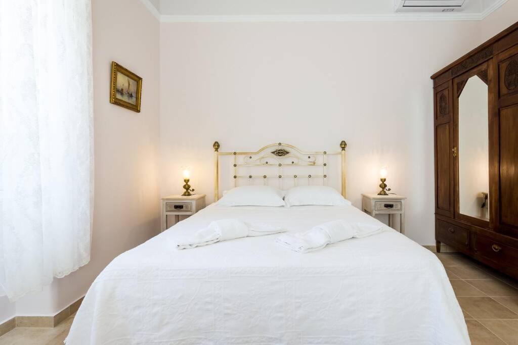 Neoclassical Flat With 2 Bedrooms In พีเรียส ภายนอก รูปภาพ