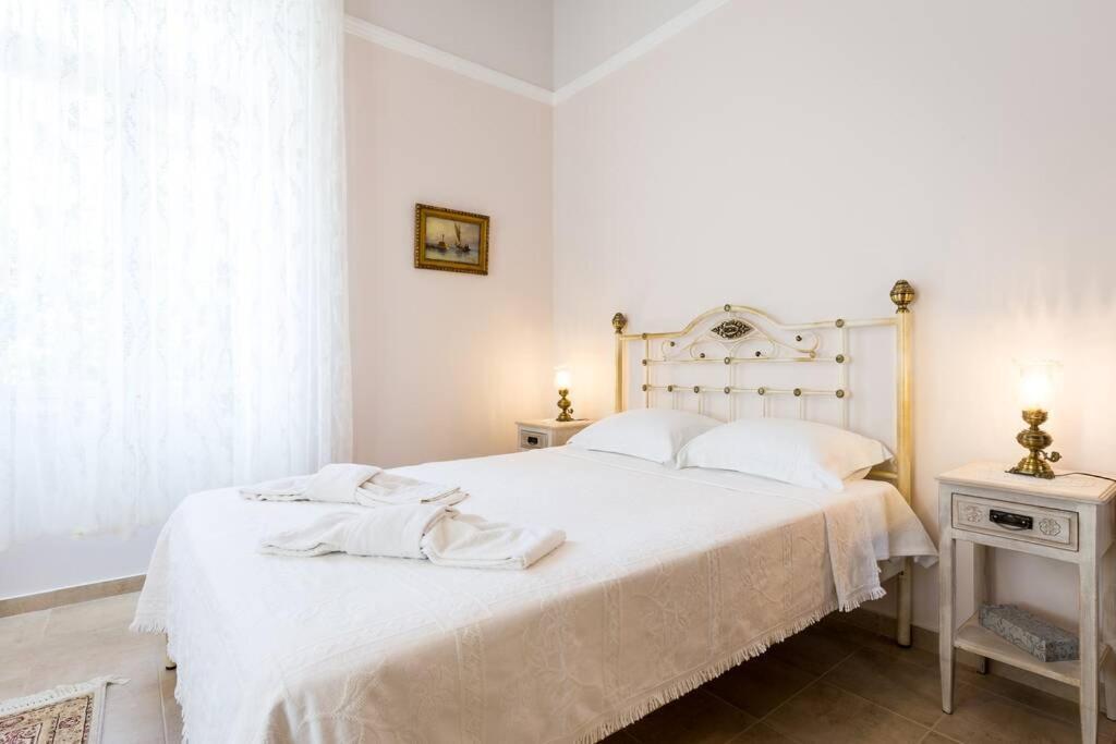 Neoclassical Flat With 2 Bedrooms In พีเรียส ภายนอก รูปภาพ