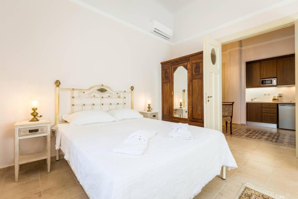 Neoclassical Flat With 2 Bedrooms In พีเรียส ภายนอก รูปภาพ