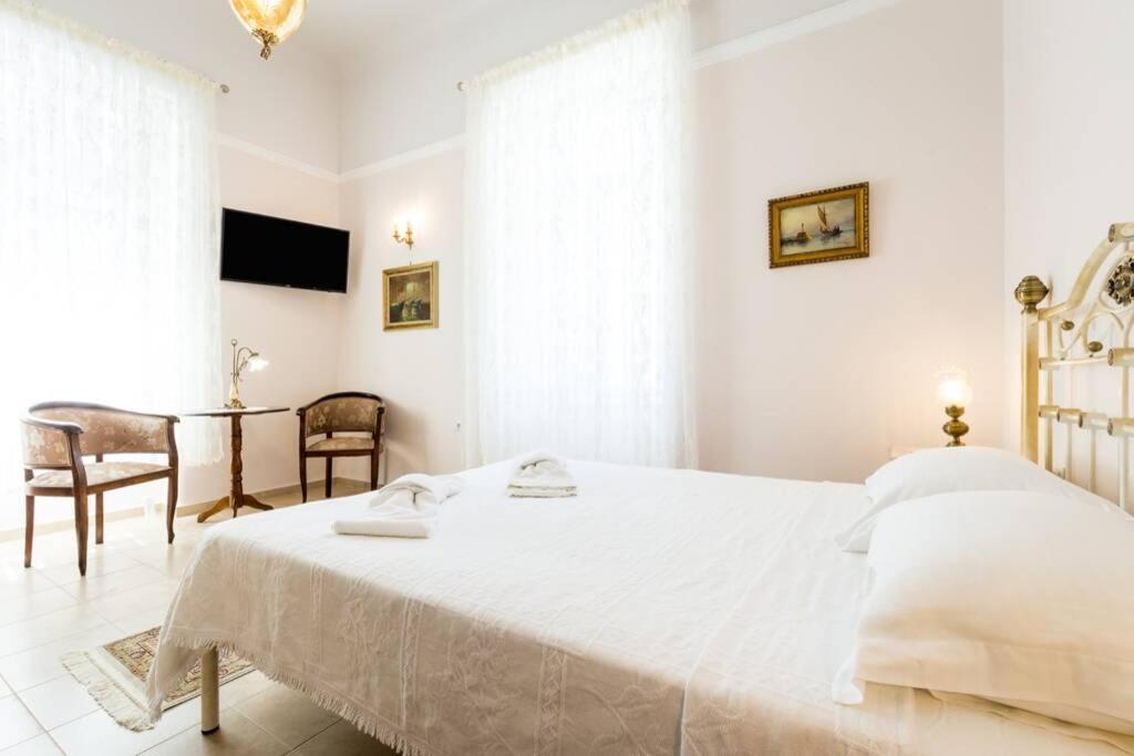 Neoclassical Flat With 2 Bedrooms In พีเรียส ภายนอก รูปภาพ