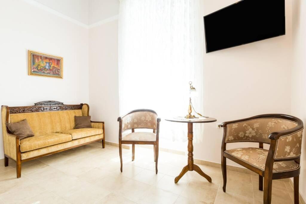 Neoclassical Flat With 2 Bedrooms In พีเรียส ภายนอก รูปภาพ