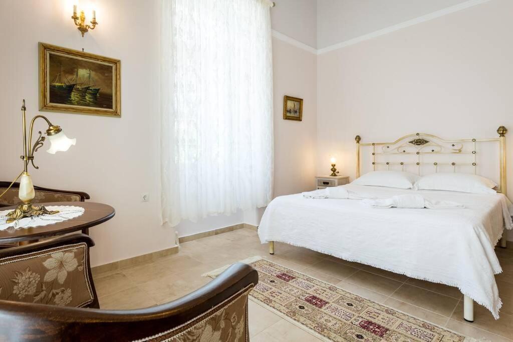 Neoclassical Flat With 2 Bedrooms In พีเรียส ภายนอก รูปภาพ