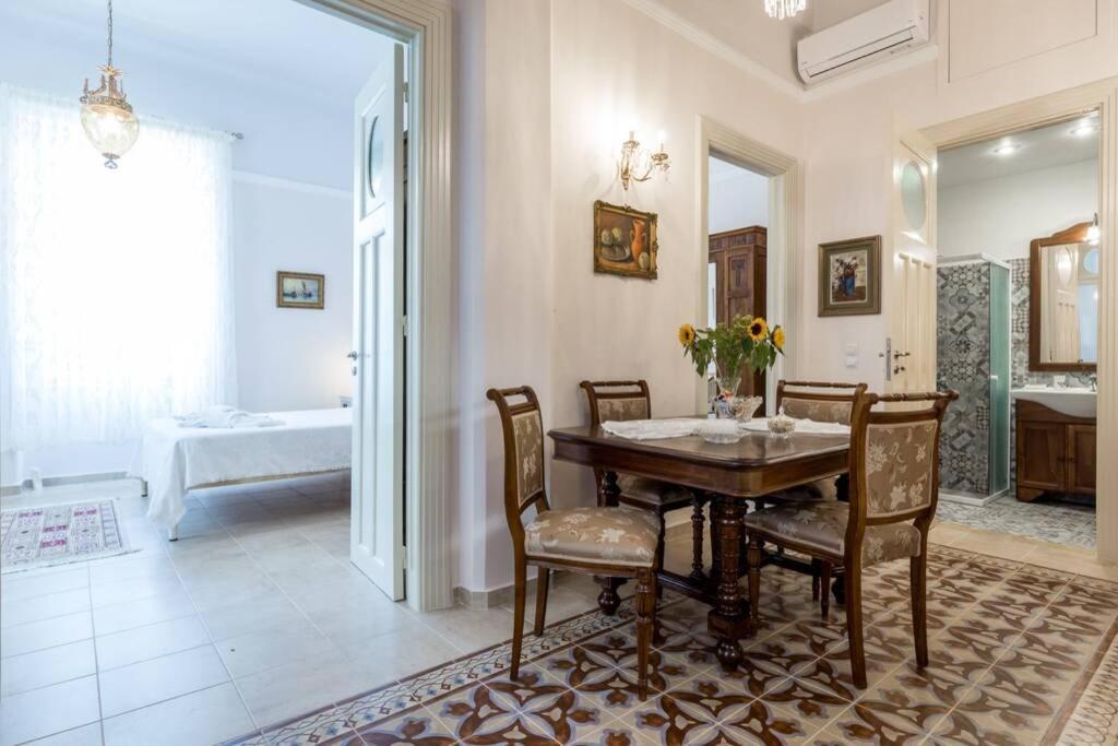 Neoclassical Flat With 2 Bedrooms In พีเรียส ภายนอก รูปภาพ