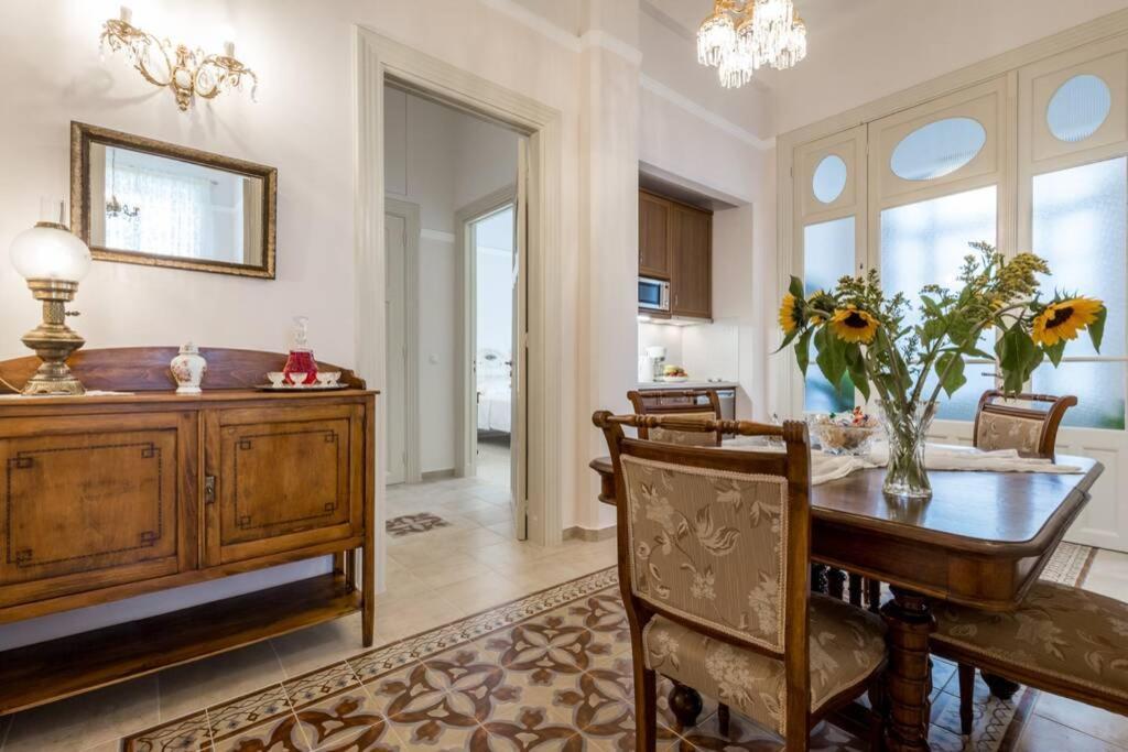 Neoclassical Flat With 2 Bedrooms In พีเรียส ภายนอก รูปภาพ