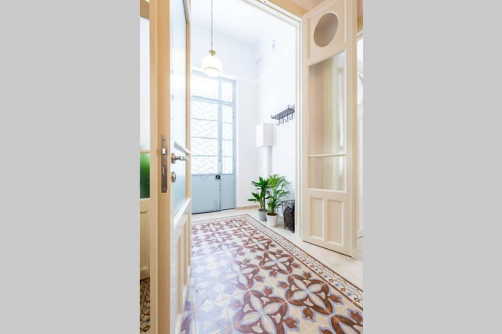 Neoclassical Flat With 2 Bedrooms In พีเรียส ภายนอก รูปภาพ