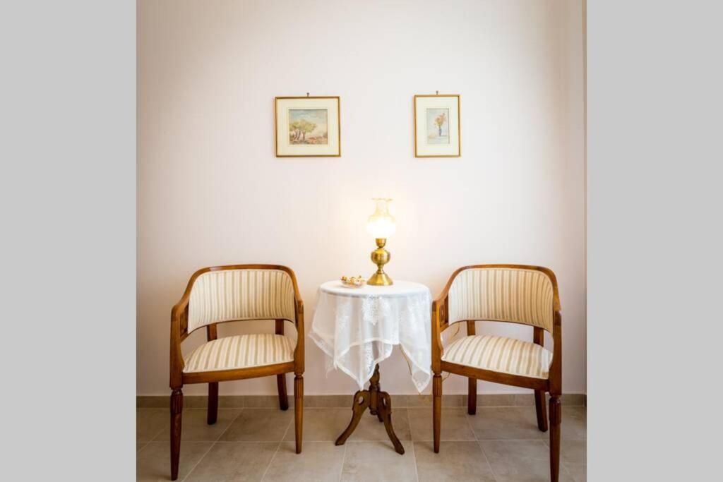 Neoclassical Flat With 2 Bedrooms In พีเรียส ภายนอก รูปภาพ