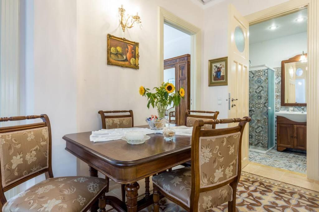 Neoclassical Flat With 2 Bedrooms In พีเรียส ภายนอก รูปภาพ