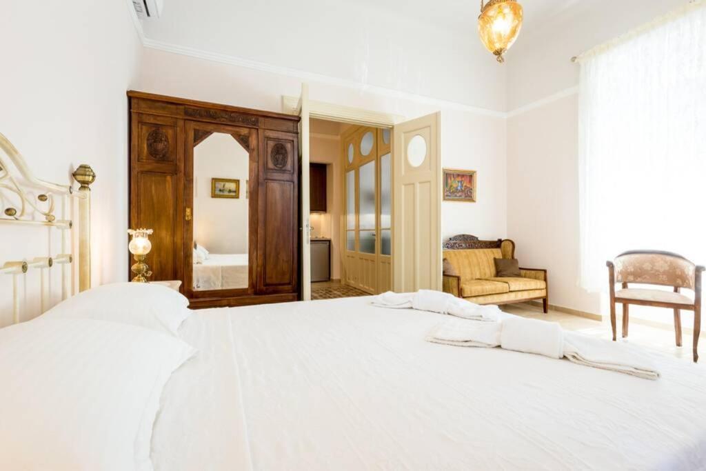 Neoclassical Flat With 2 Bedrooms In พีเรียส ภายนอก รูปภาพ