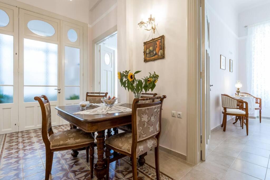 Neoclassical Flat With 2 Bedrooms In พีเรียส ภายนอก รูปภาพ