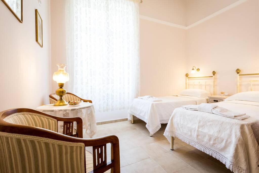 Neoclassical Flat With 2 Bedrooms In พีเรียส ภายนอก รูปภาพ