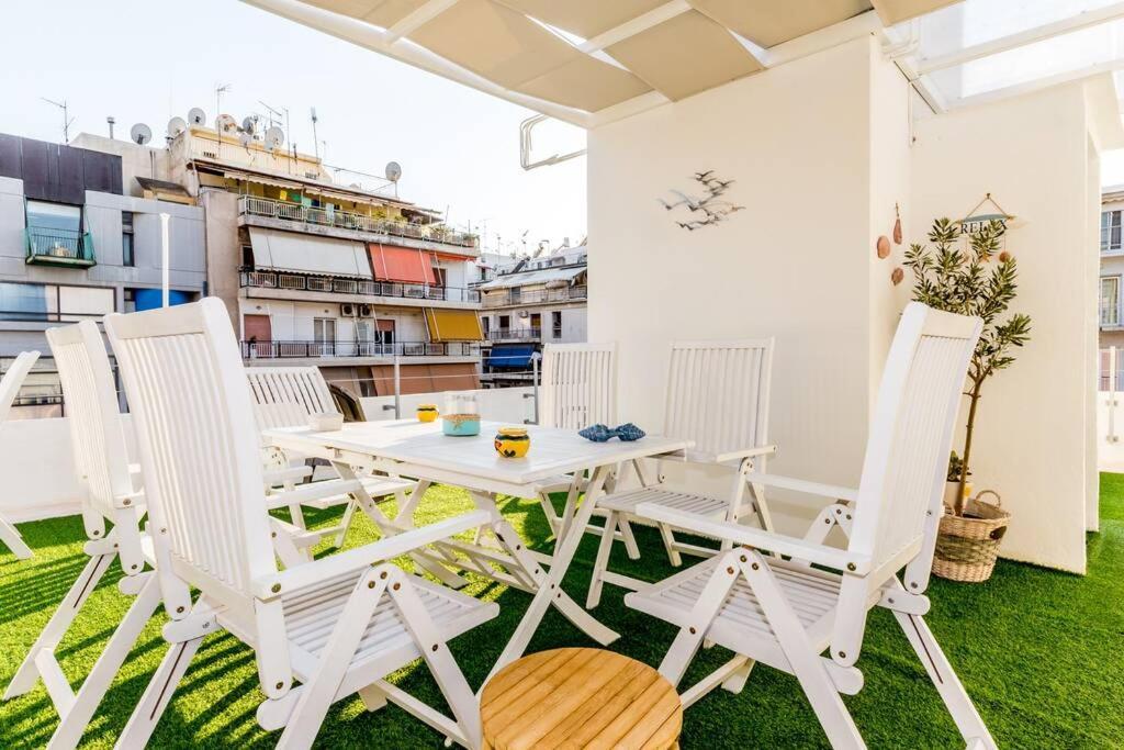 Neoclassical Flat With 2 Bedrooms In พีเรียส ภายนอก รูปภาพ