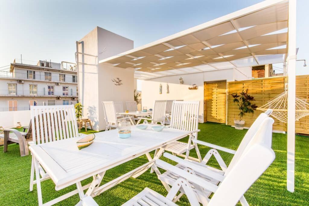 Neoclassical Flat With 2 Bedrooms In พีเรียส ภายนอก รูปภาพ