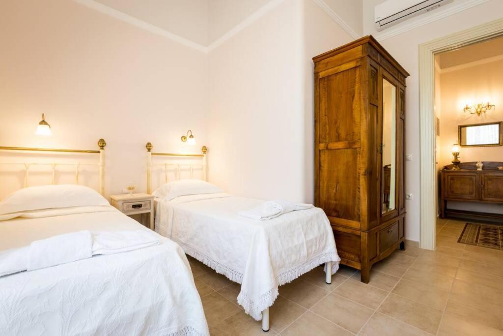 Neoclassical Flat With 2 Bedrooms In พีเรียส ภายนอก รูปภาพ