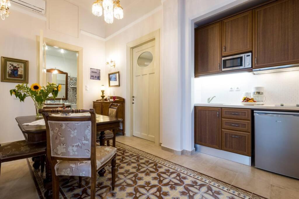 Neoclassical Flat With 2 Bedrooms In พีเรียส ภายนอก รูปภาพ